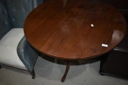 A 19th Century mahogany pedestal table having circular top, diameter approx. 90cm