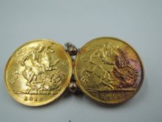 A pair of 1913 half sovereigns in the form of a brooch, approx 9.3g