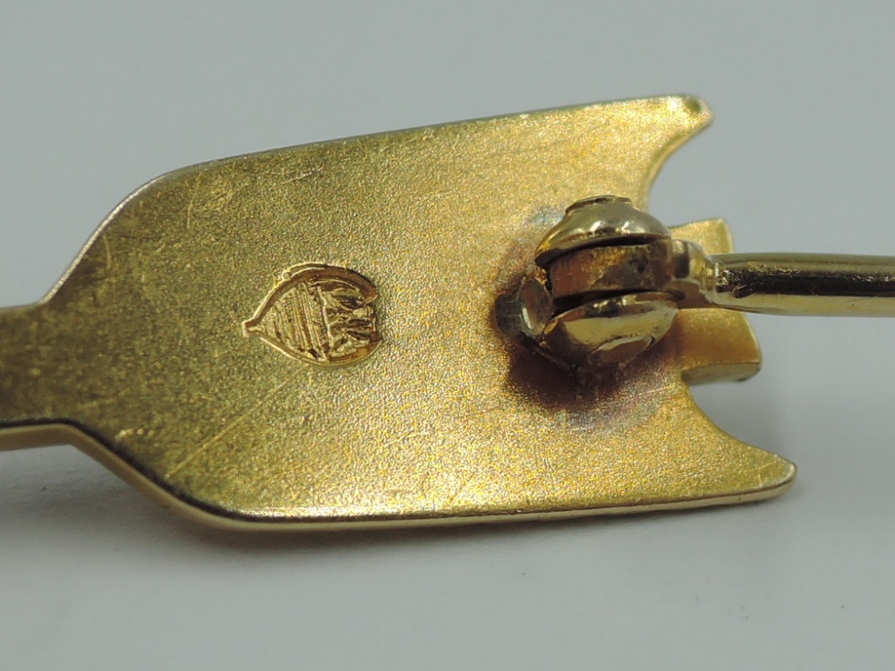 A yellow metal brooch stamped 14K in the form of an arrow having split pearl decoration, one pearl - Image 2 of 2