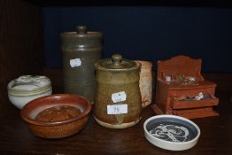 A mixed lot of vintage studio pottery.