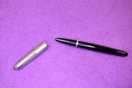 A Parker 51 fountain pen in black with brushed steel cap. Approx 13.7cm