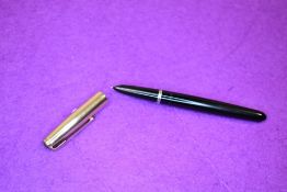 A Parker 51 fountain pen in black with 12ct rolled gold cap. Approx 13.8cm. Small dent to cap