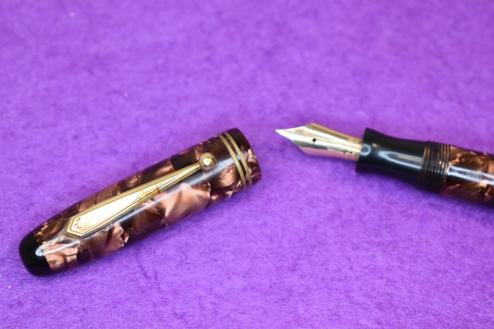 A Parker Parkette leverfill fountain pen in pink marble with two narrow bands to cap. With Parker - Image 2 of 2