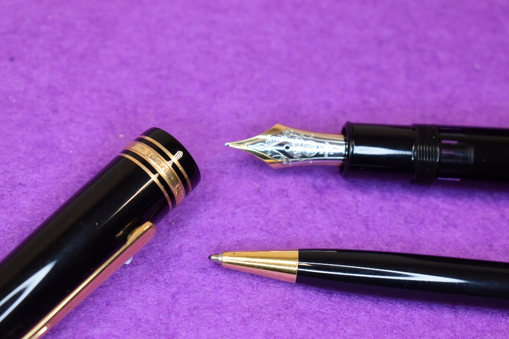 A Montblanc Meisterstuck Solitaire fountain pen and ballpoint pen set in black. In original box with - Image 2 of 3