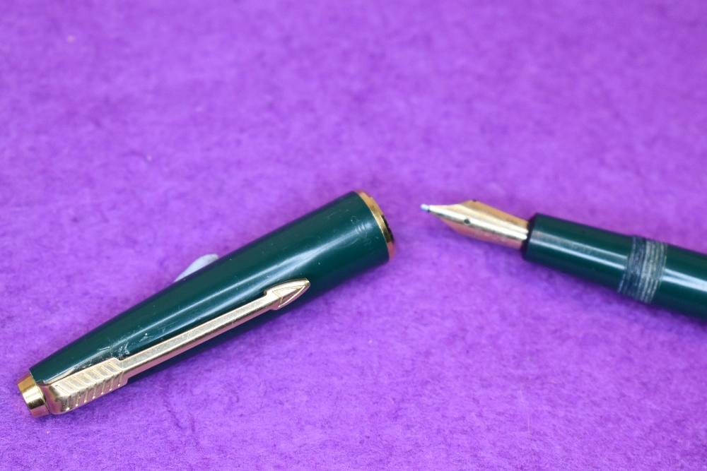 A Parker Slimfold fountain pen in green, with Parker 5 nib approx 12.4cm - Image 2 of 2