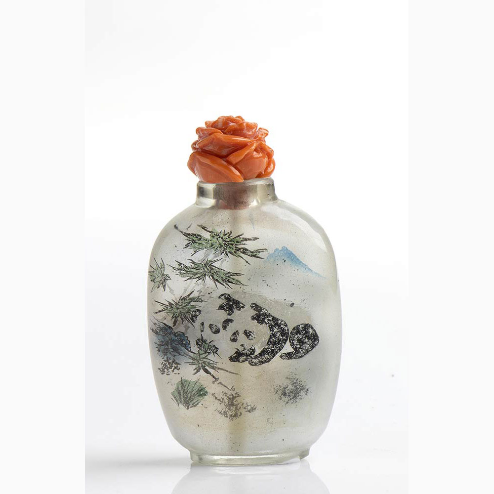 A Chinese snuff bottle with Cerasuolo coral stopper - Manifacture Guarracino, Torre del Greco - Image 2 of 2