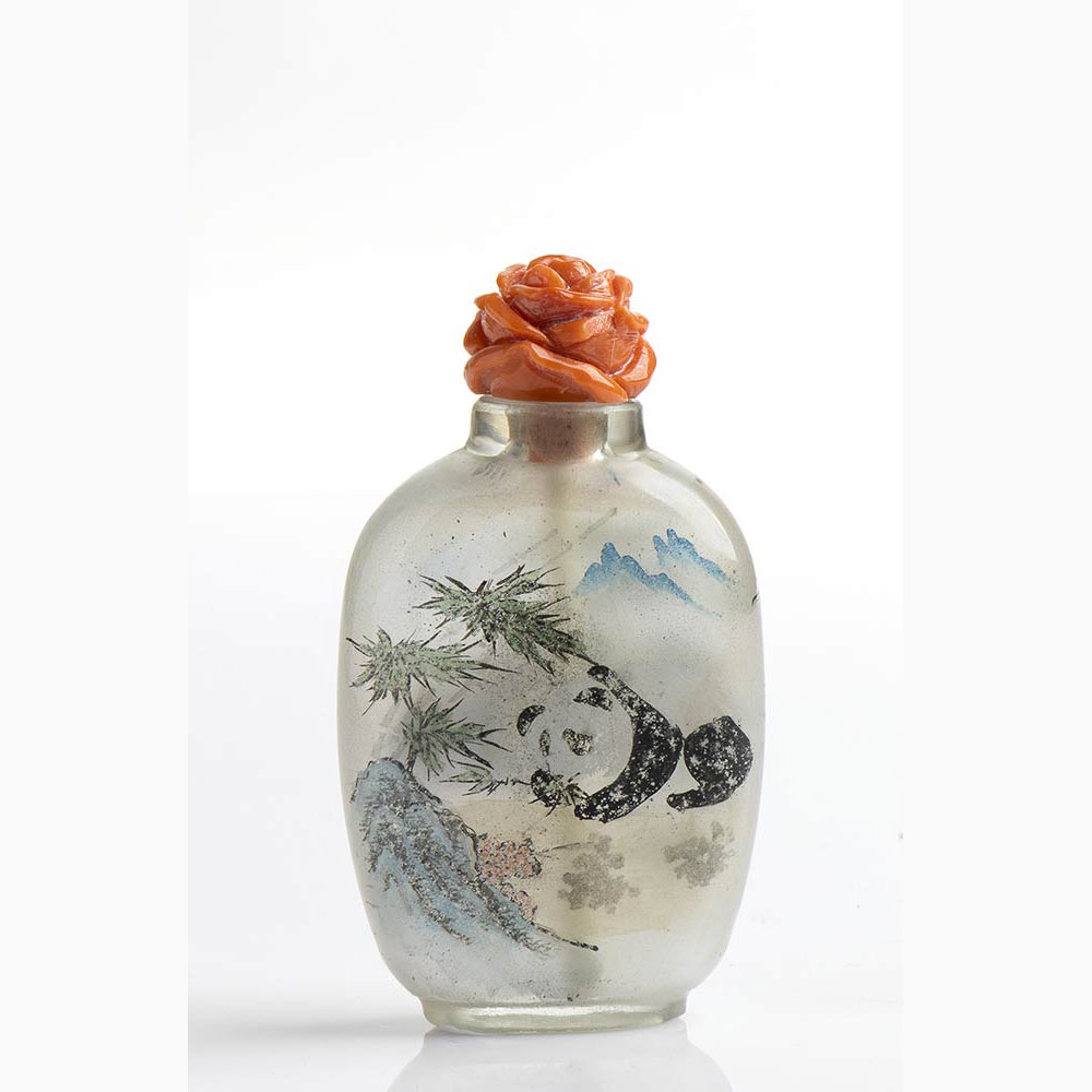 A Chinese snuff bottle with Cerasuolo coral stopper - Manifacture Guarracino, Torre del Greco