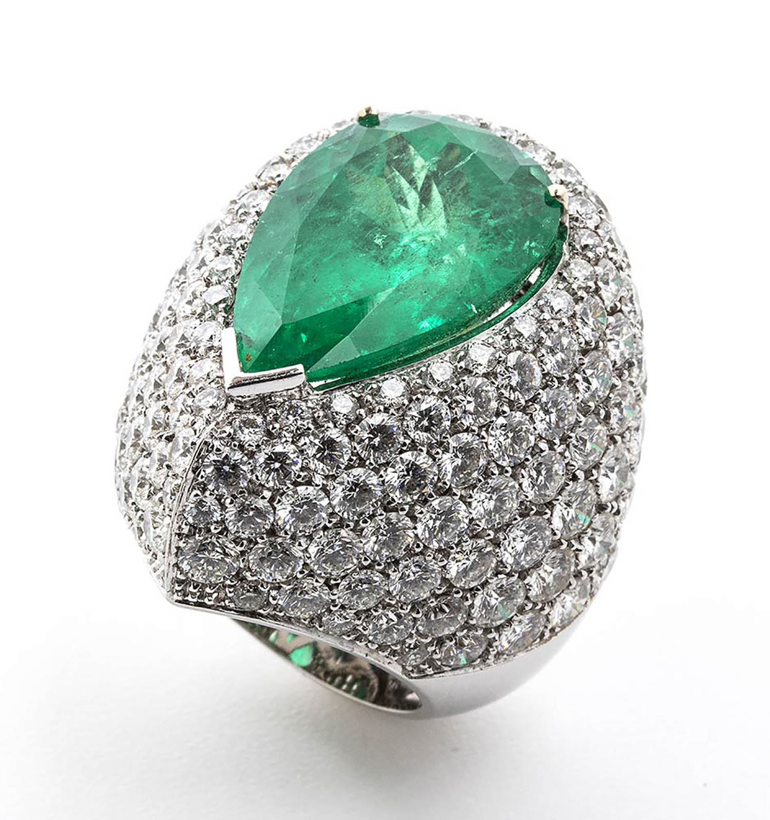 Emerald and diamonds ring