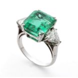 Emerald and diamons ring