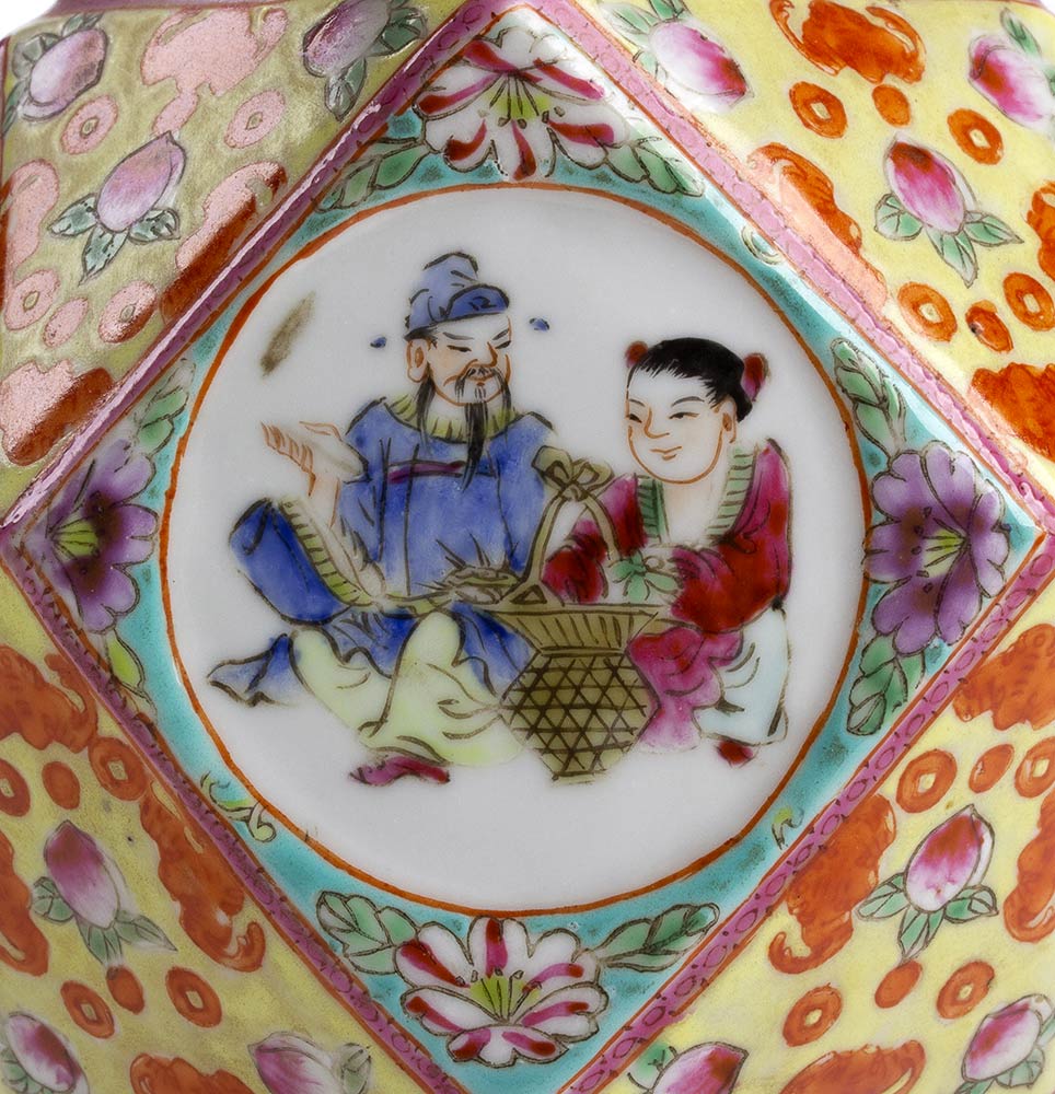 A ‘FAMILLE ROSE’ PORCELAIN VASEChina, Republic period - Image 5 of 6