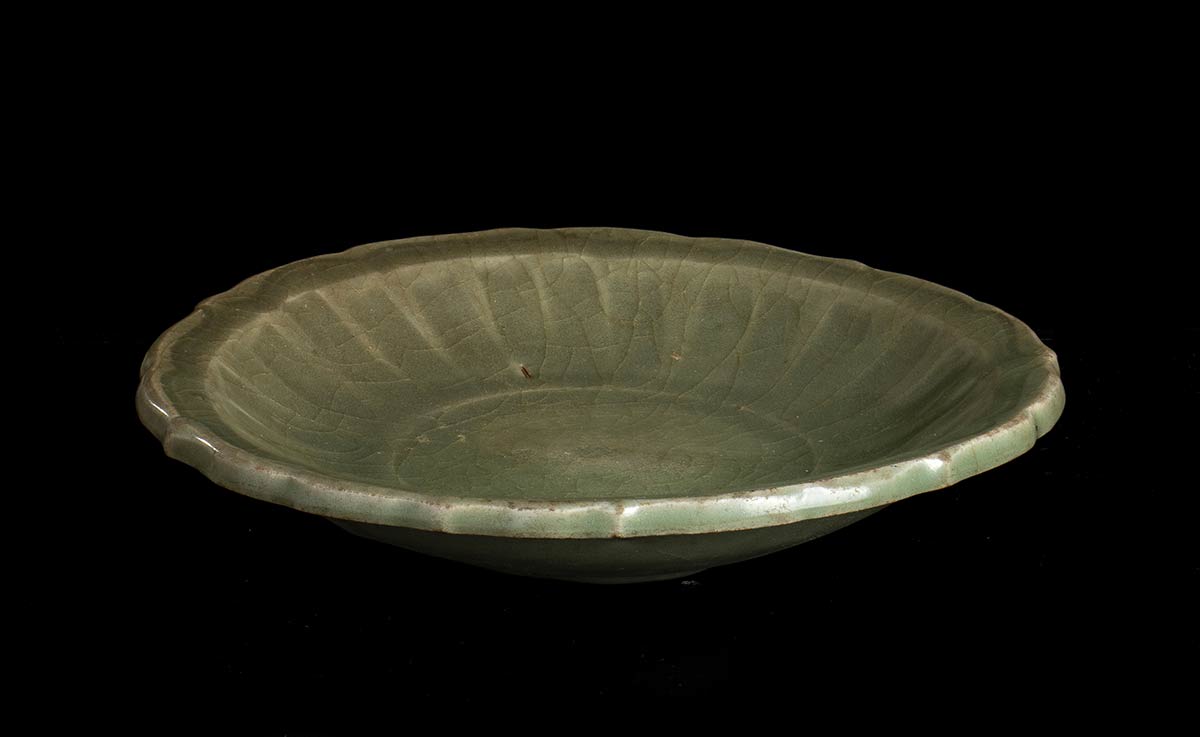 A CÉLADON GLAZED LONGQUAN CERAMIC DISHChina, early Ming dynasty - Image 2 of 2