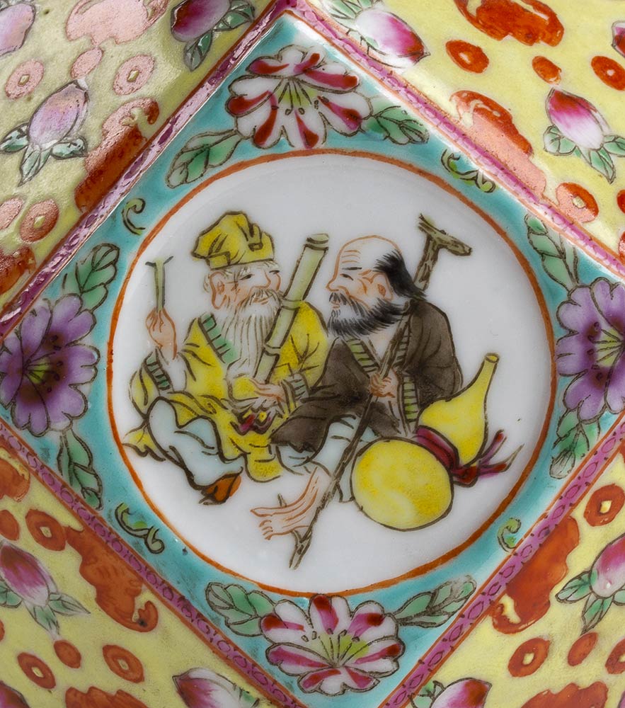 A ‘FAMILLE ROSE’ PORCELAIN VASEChina, Republic period - Image 3 of 6
