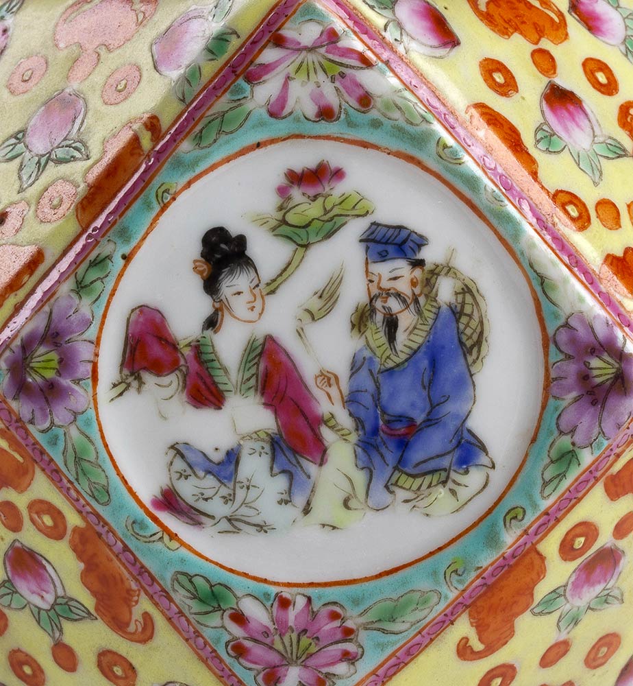 A ‘FAMILLE ROSE’ PORCELAIN VASEChina, Republic period - Image 2 of 6