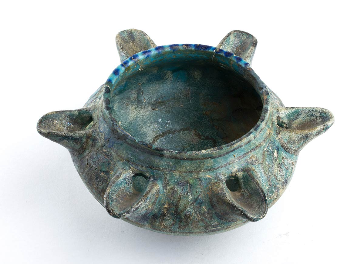 A TURQUOISE-GLAZED MOULDED ‘CALLIGRAPHIC’ SIX-WICKED OIL LAMPIran, Bujnurd, Khorasan, 14th centu - Image 2 of 3