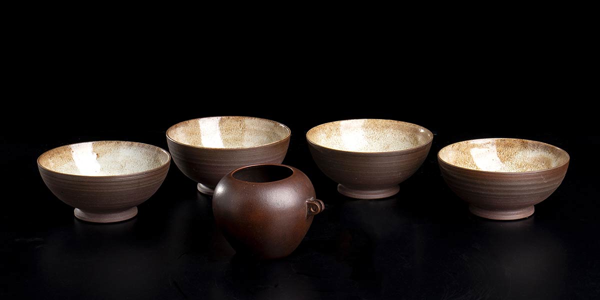 FOUR CERAMIC BOWLS AND A CONTAINERChina, 20th century