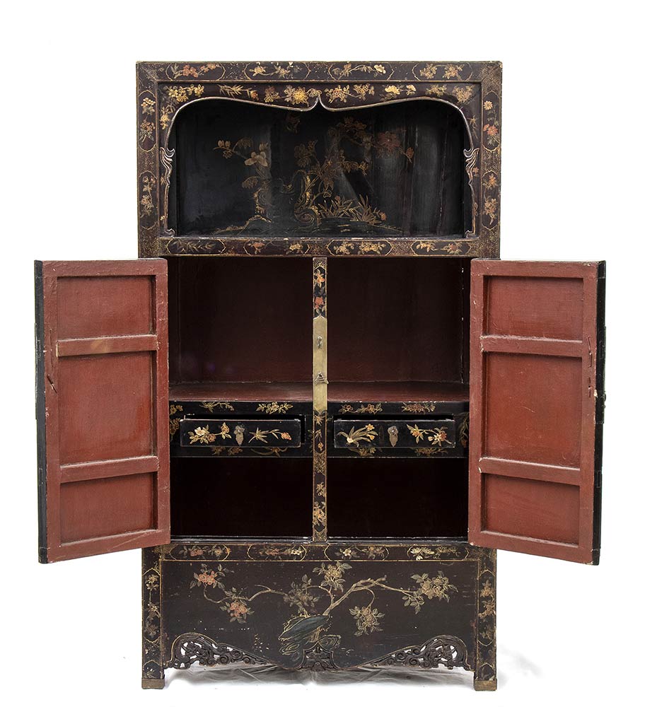 A LACQUERED AND PAINTED WOOD CABINETChina, 20th century - Image 2 of 6