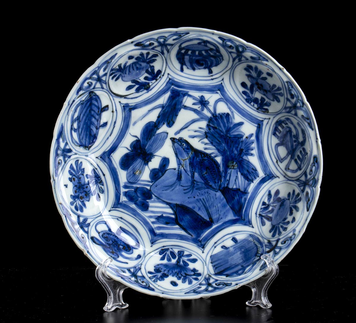 A 'KRAAK' TYPE 'BLUE AND WHITE' PORCELAIN DISHChina, Ming dynasty, early 17th century