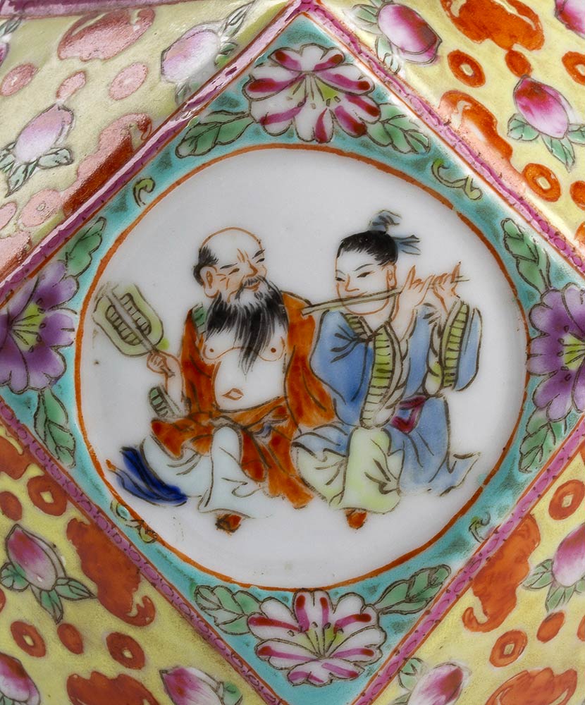 A ‘FAMILLE ROSE’ PORCELAIN VASEChina, Republic period - Image 4 of 6
