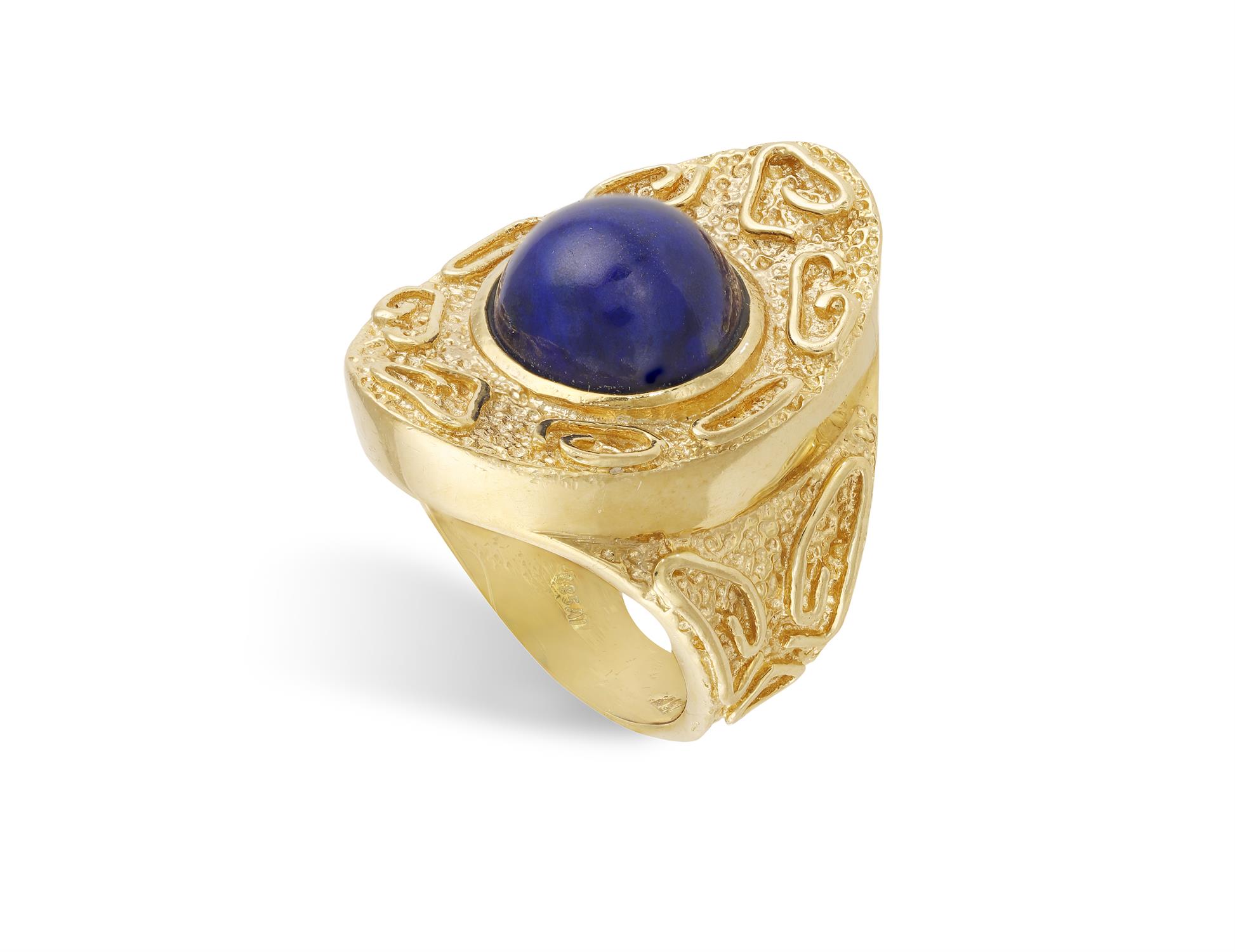 A LAPIS LAZULI AND GOLD RING CIRCA 1970, composed of a central round-shaped cabochon lapis lazuli