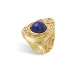 A LAPIS LAZULI AND GOLD RING CIRCA 1970, composed of a central round-shaped cabochon lapis lazuli