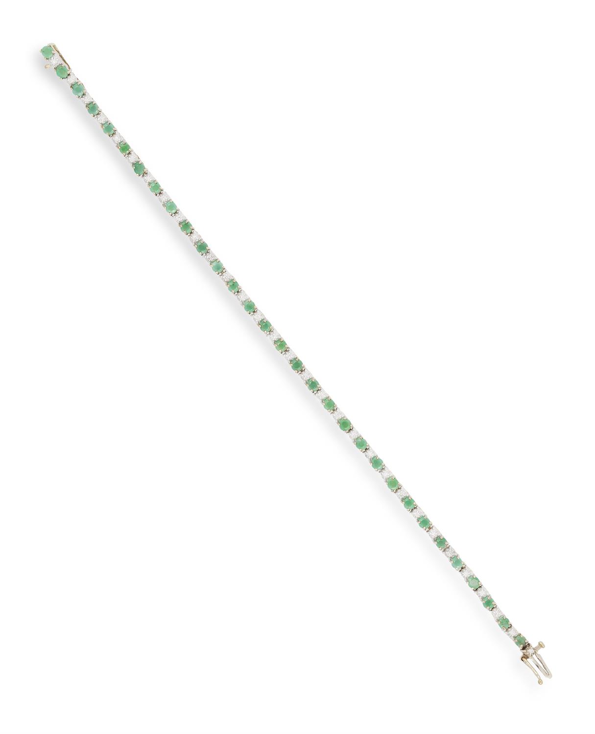 AN EMERALD AND DIAMOND BRACELET, composed of oval-shaped emeralds interspersed by single-cut