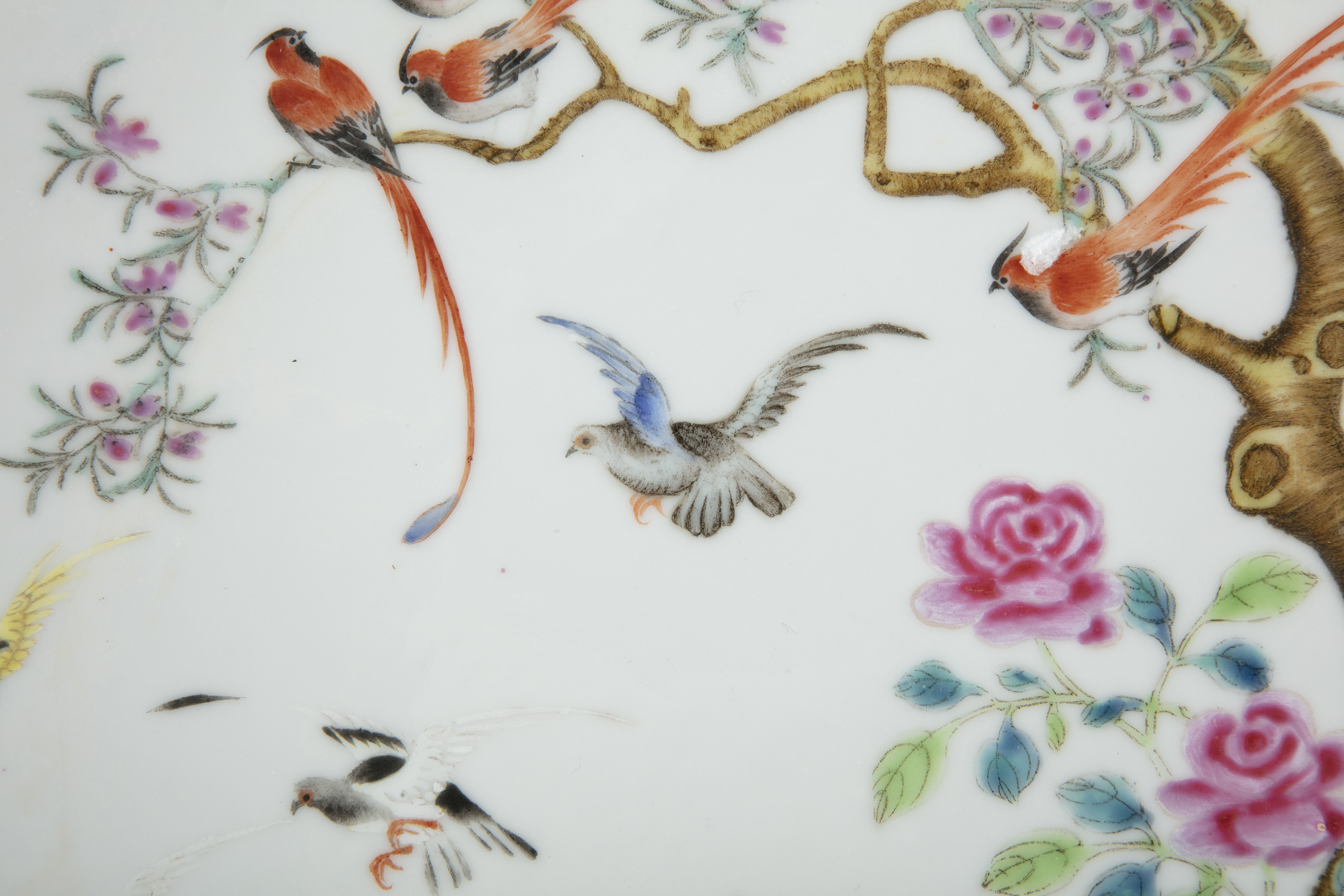 A FAMILLE ROSE PALETTE 'ROOSTERS, PHEASANTS AND PIGEONS' PORCELAIN SHALLOW DISH China, Republic / - Image 12 of 33