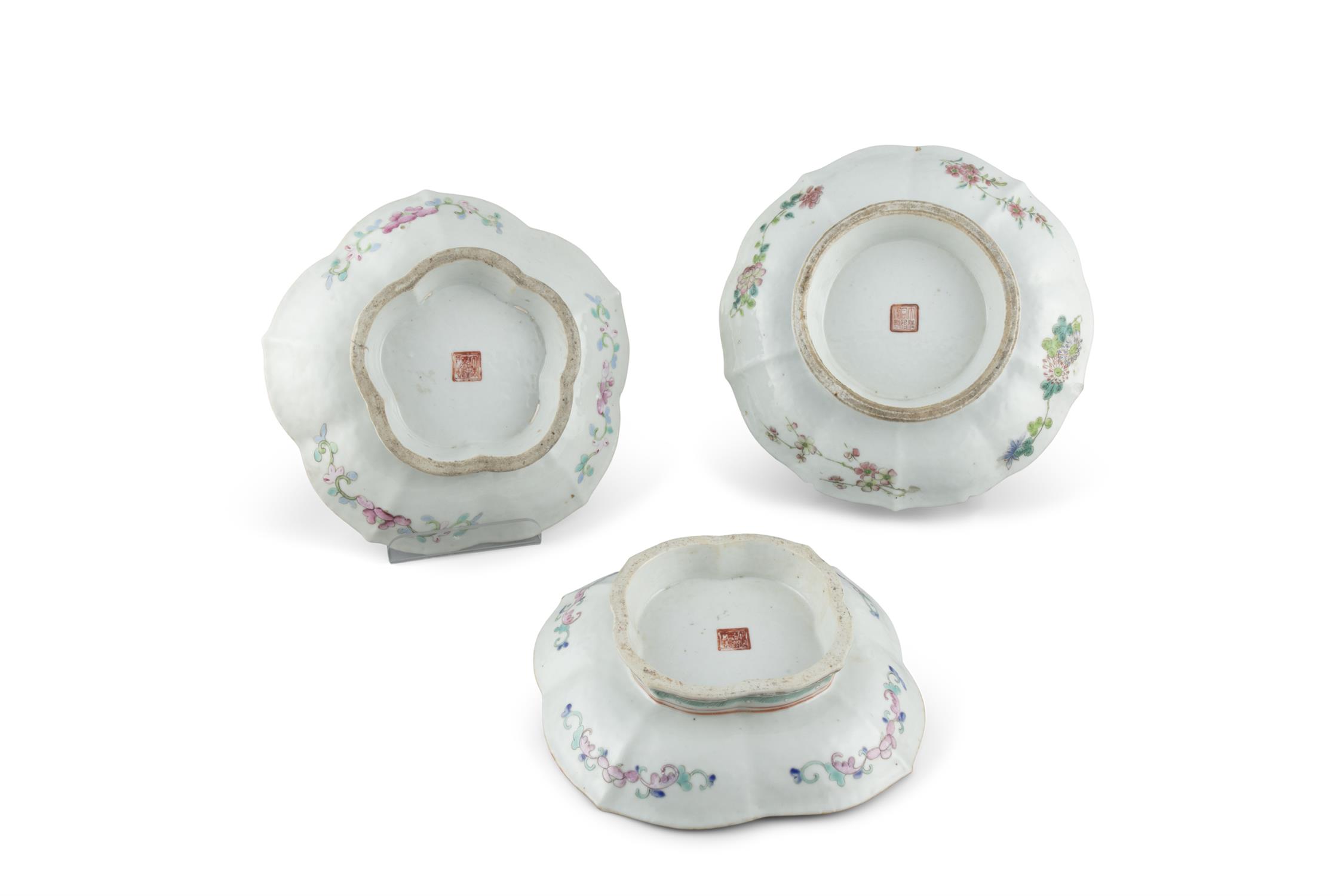 A GROUP OF THREE (3) LARGE FAMILLE ROSE PORCELAIN OFFERING CUPS / STEM BOWLS China, Late Qing - Image 21 of 32