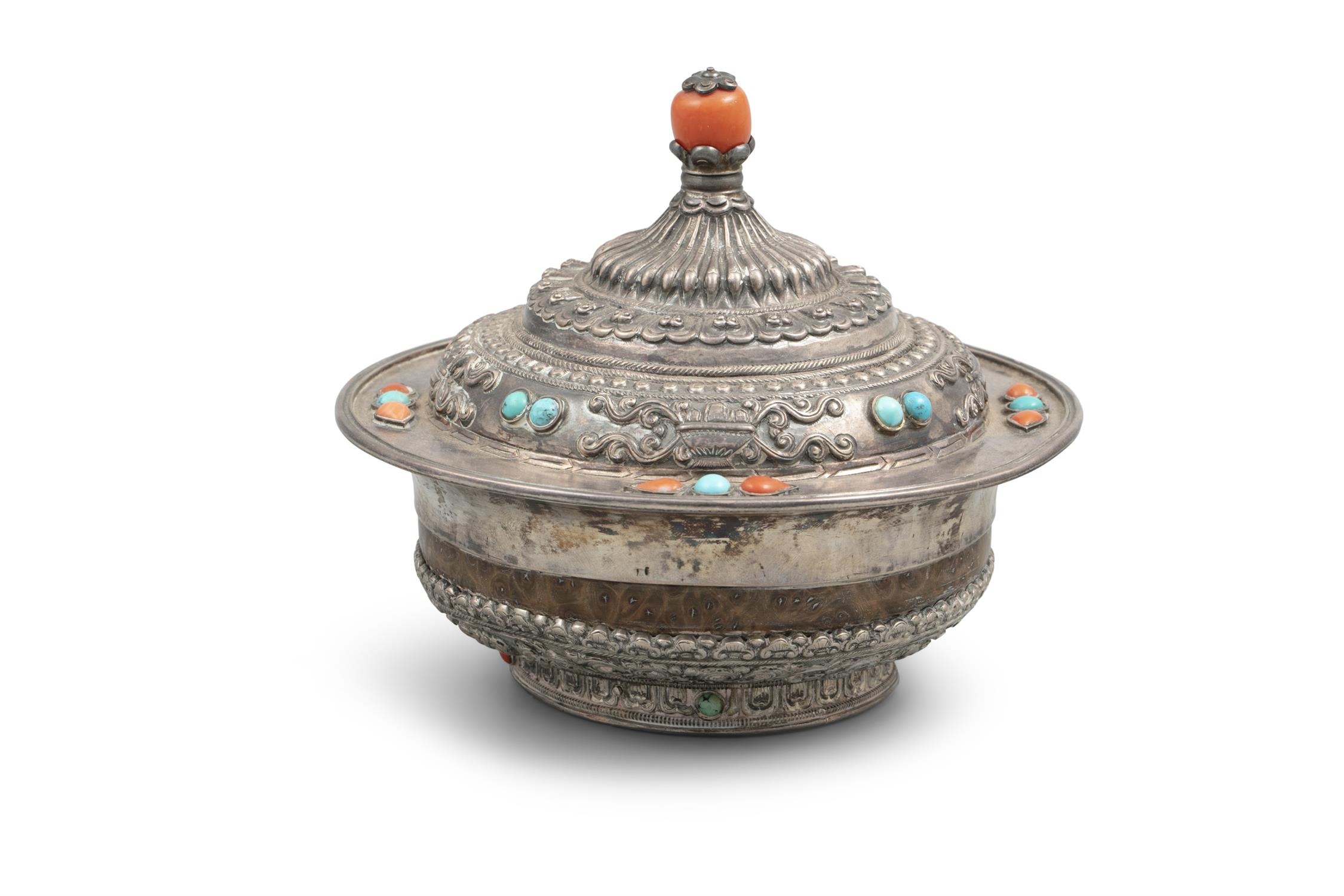 *A SILVER-MOUNTED BURL WOOD OFFERING BOWL AND LID Tibet, 19th century The bowl carved out of a - Image 17 of 23