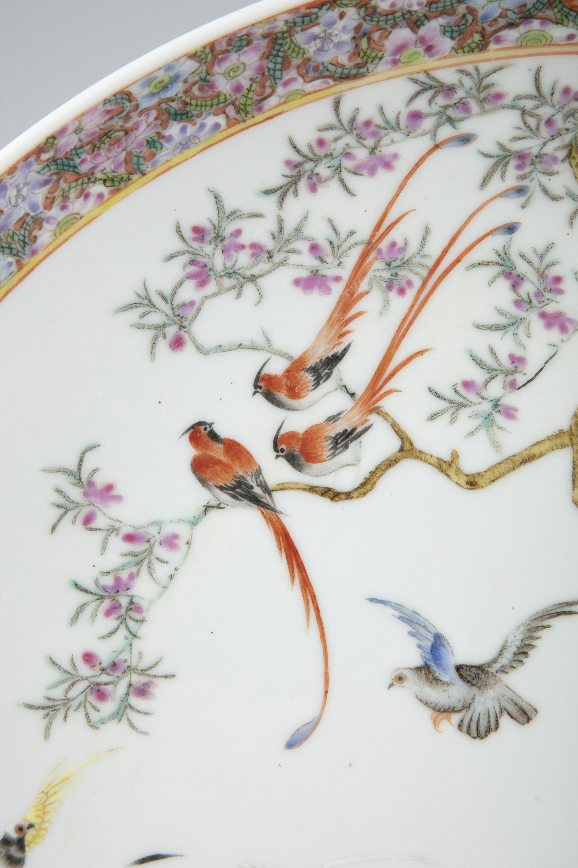 A FAMILLE ROSE PALETTE 'ROOSTERS, PHEASANTS AND PIGEONS' PORCELAIN SHALLOW DISH China, Republic / - Image 27 of 33