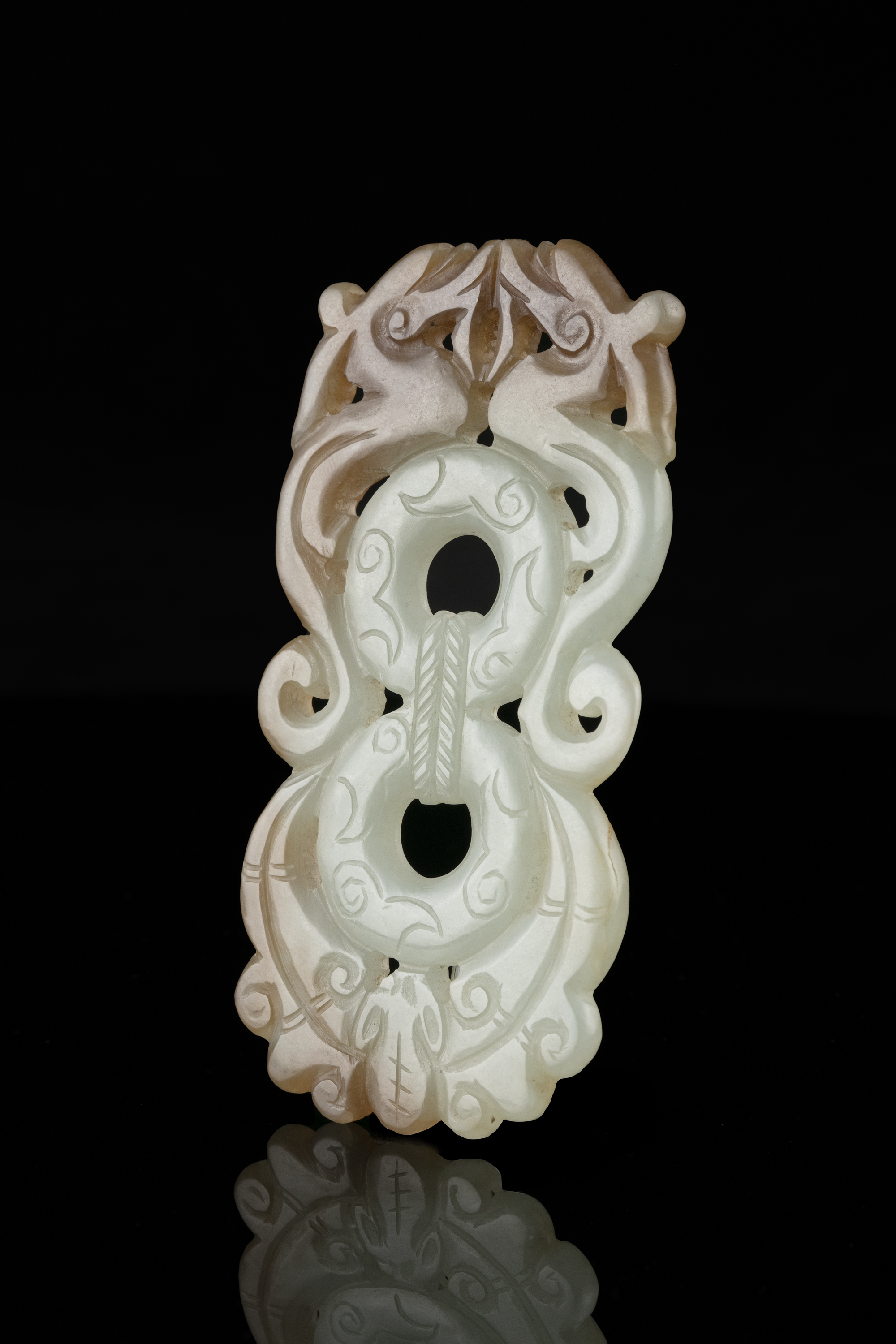 A GROUP OF THREE (3) JADE CARVINGS China The first one is an open-worked 'ruyi' plaque. The second - Image 9 of 17