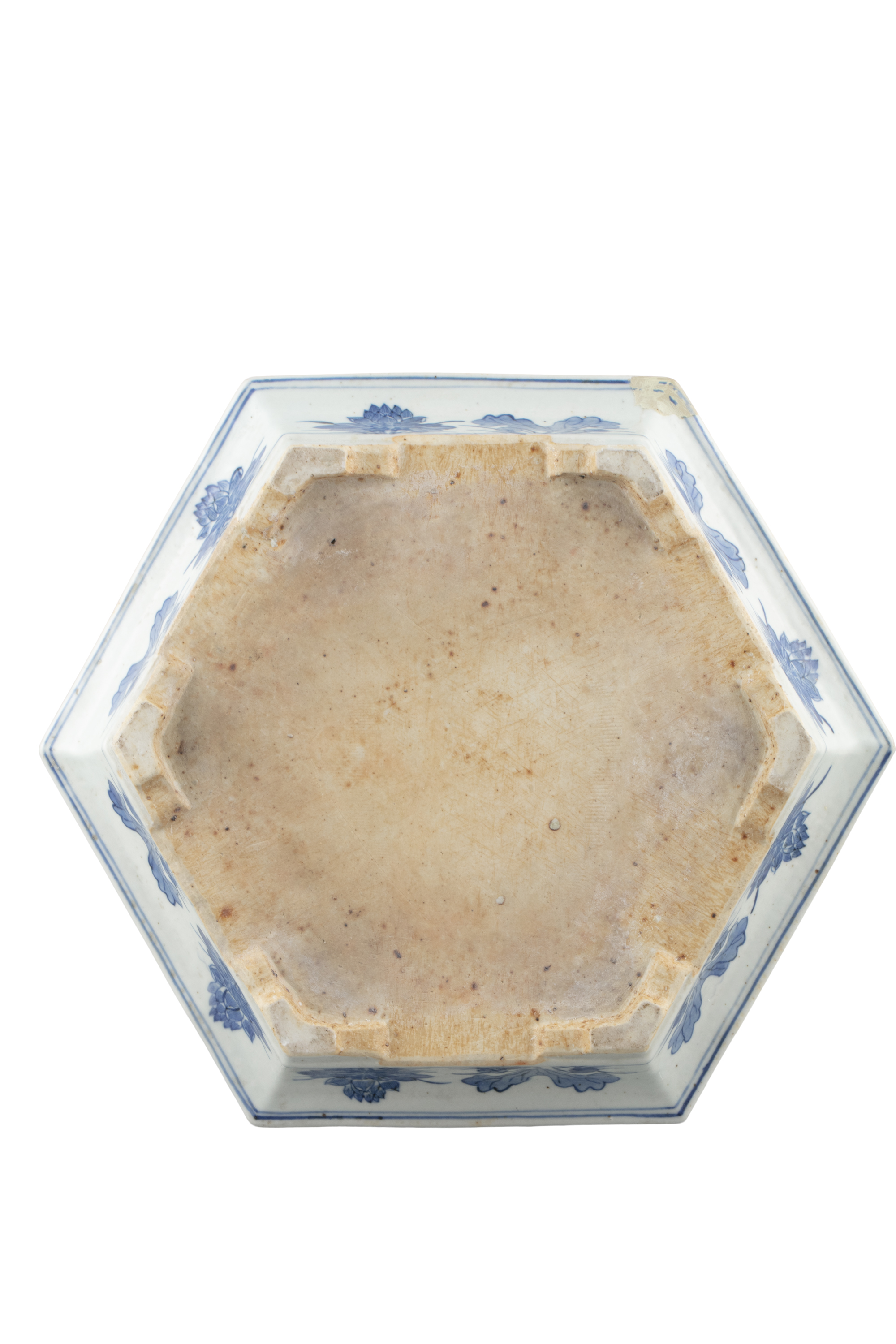 A HEXAGONAL SHAPED BLUE AND WHITE PORCELAIN JARDINIERE China, Qing Dynasty H: 5,7 cm - w: 32 cm - Image 4 of 7