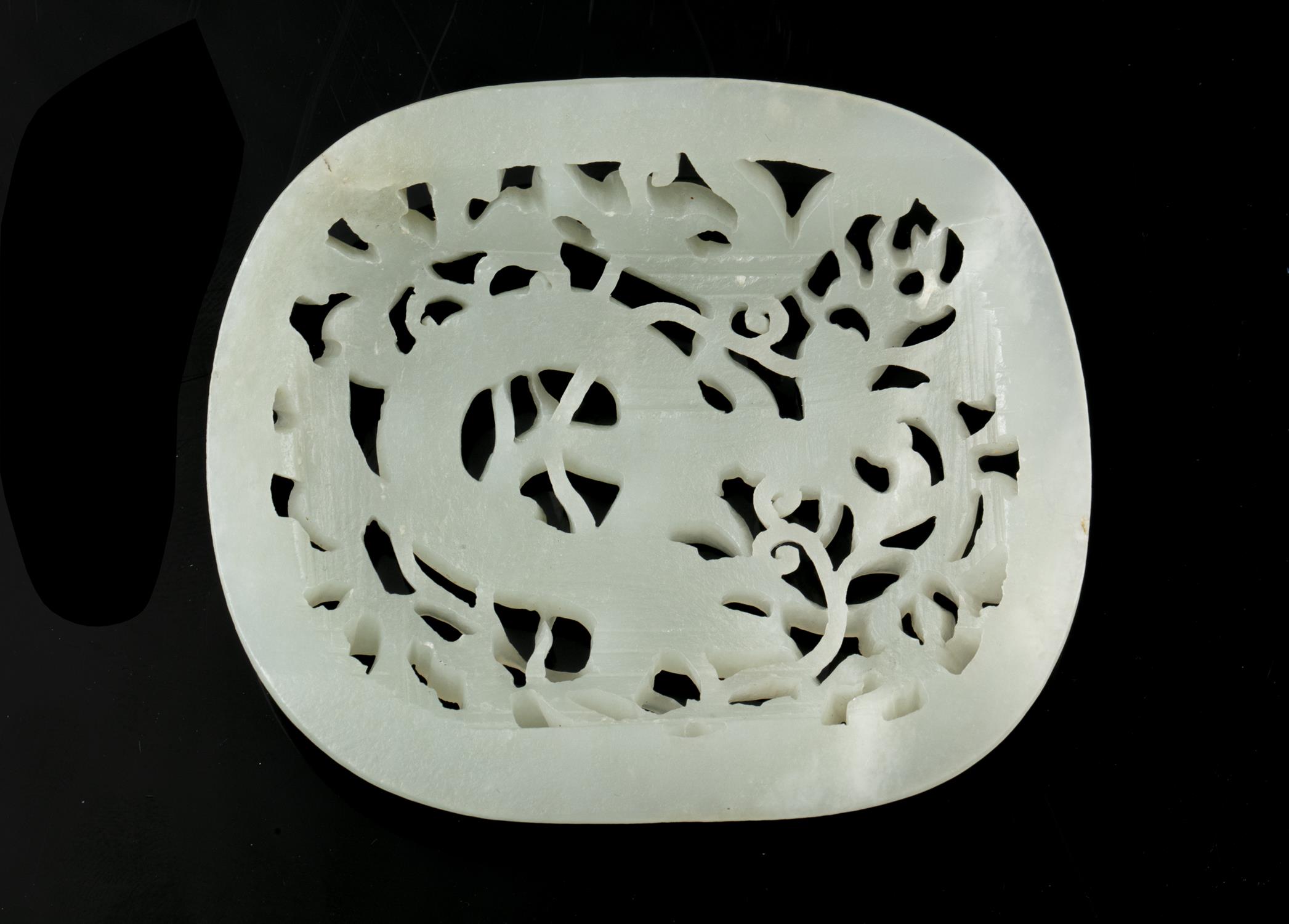 AN OPEN-WORKED WHITE JADE 'DRAGON' PLAQUE China, Antique, Possibly Ming Dynasty H: 7,8 cm - w: 9,2 - Image 19 of 20