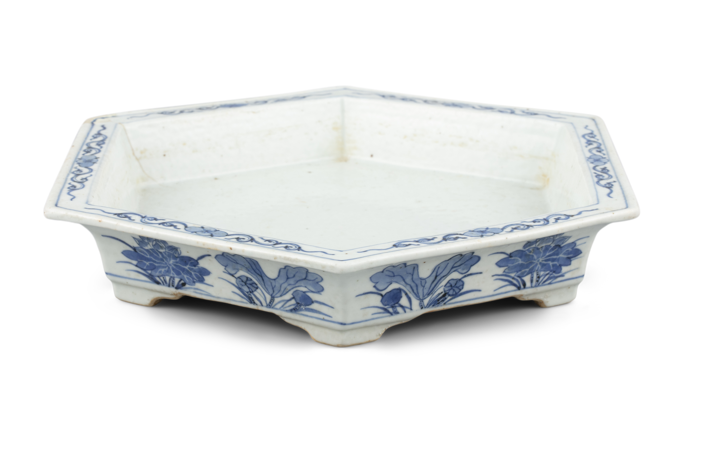 A HEXAGONAL SHAPED BLUE AND WHITE PORCELAIN JARDINIERE China, Qing Dynasty H: 5,7 cm - w: 32 cm