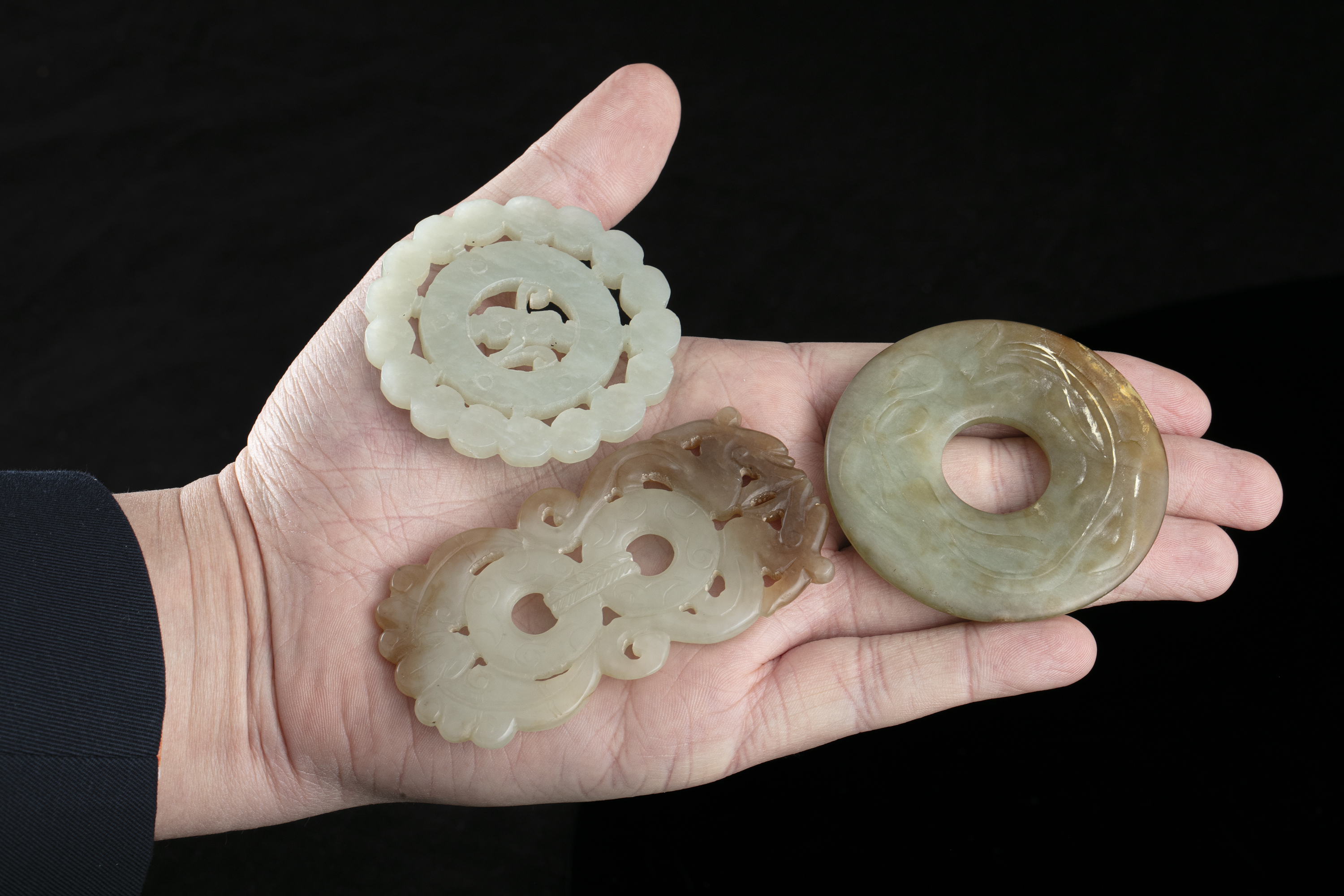 A GROUP OF THREE (3) JADE CARVINGS China The first one is an open-worked 'ruyi' plaque. The second - Image 12 of 17