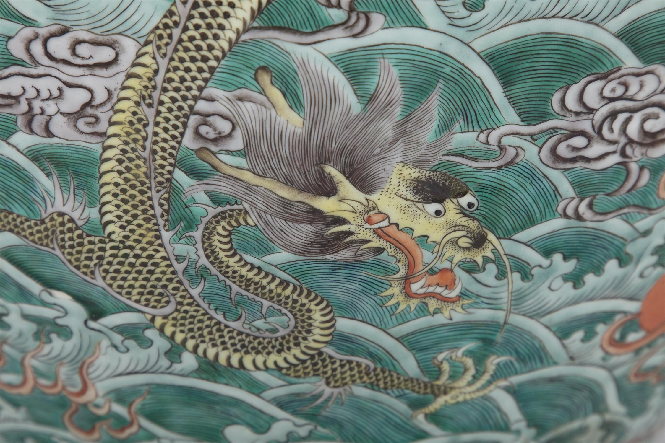 A LARGE 'FIVE-CLAWED DRAGONS' FAMILLE VERTE AQUARIUM /FISHBOWL China, Qing Dynasty, 19th century The - Image 5 of 24