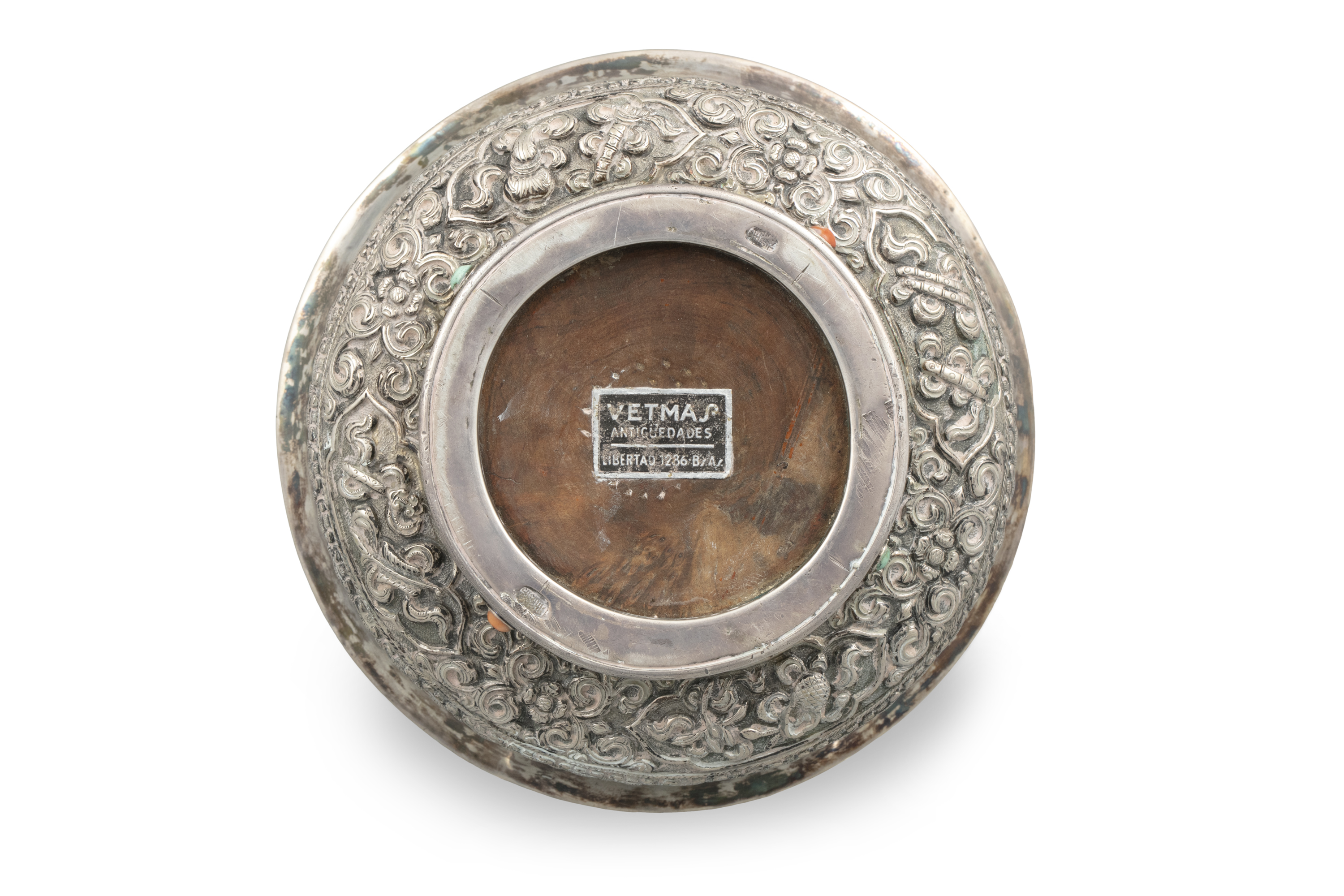 *A SILVER-MOUNTED BURL WOOD OFFERING BOWL AND LID Tibet, 19th century The bowl carved out of a - Image 12 of 23
