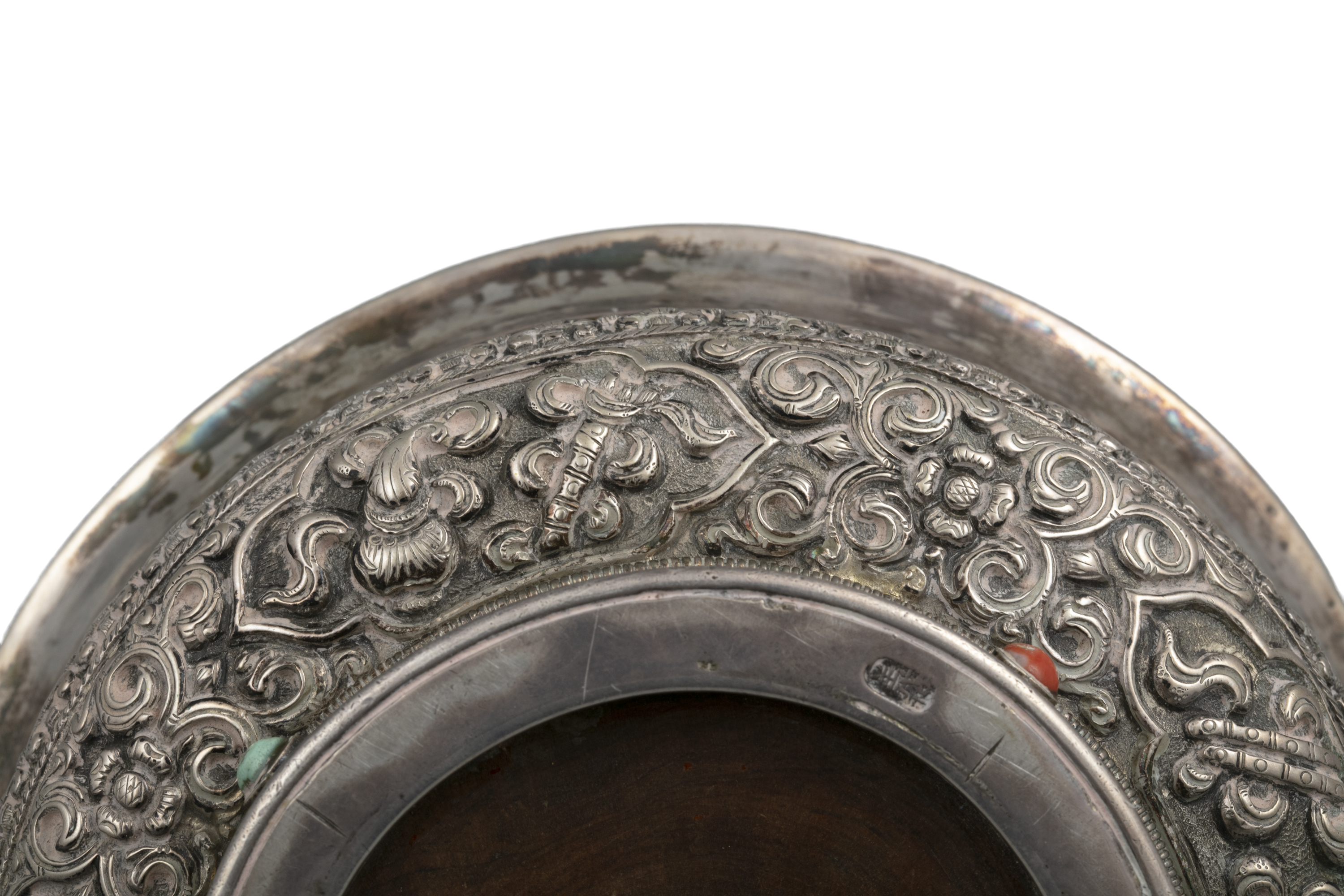 *A SILVER-MOUNTED BURL WOOD OFFERING BOWL AND LID Tibet, 19th century The bowl carved out of a - Image 13 of 23