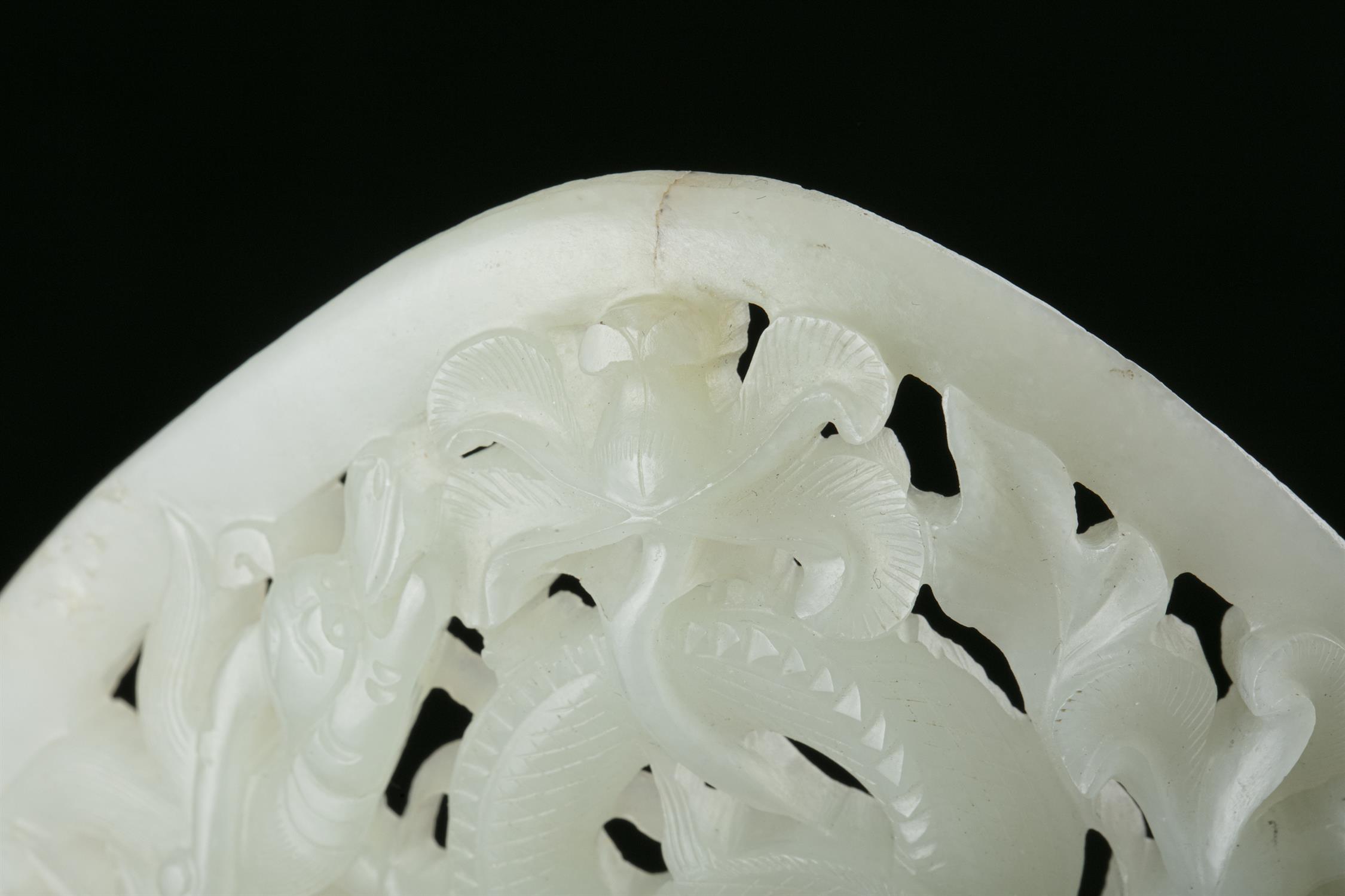 AN OPEN-WORKED WHITE JADE 'DRAGON' PLAQUE China, Antique, Possibly Ming Dynasty H: 7,8 cm - w: 9,2 - Image 18 of 20