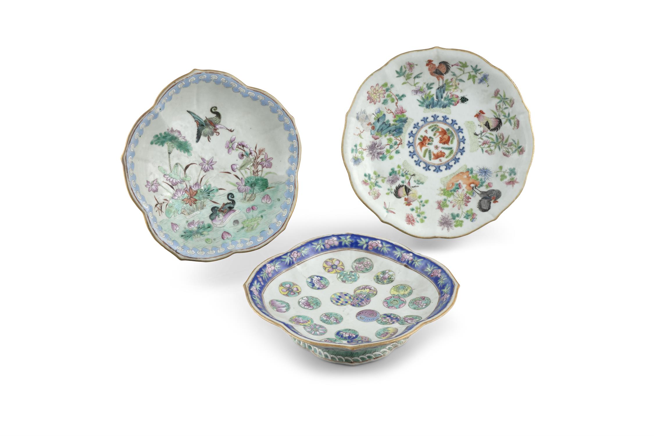 A GROUP OF THREE (3) LARGE FAMILLE ROSE PORCELAIN OFFERING CUPS / STEM BOWLS China, Late Qing - Image 15 of 32