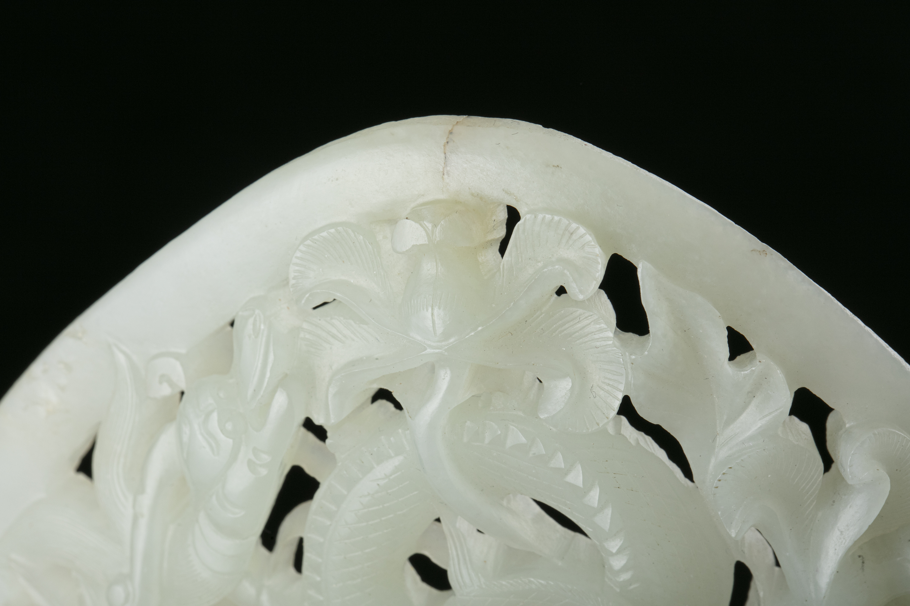 AN OPEN-WORKED WHITE JADE 'DRAGON' PLAQUE China, Antique, Possibly Ming Dynasty H: 7,8 cm - w: 9,2 - Image 9 of 20