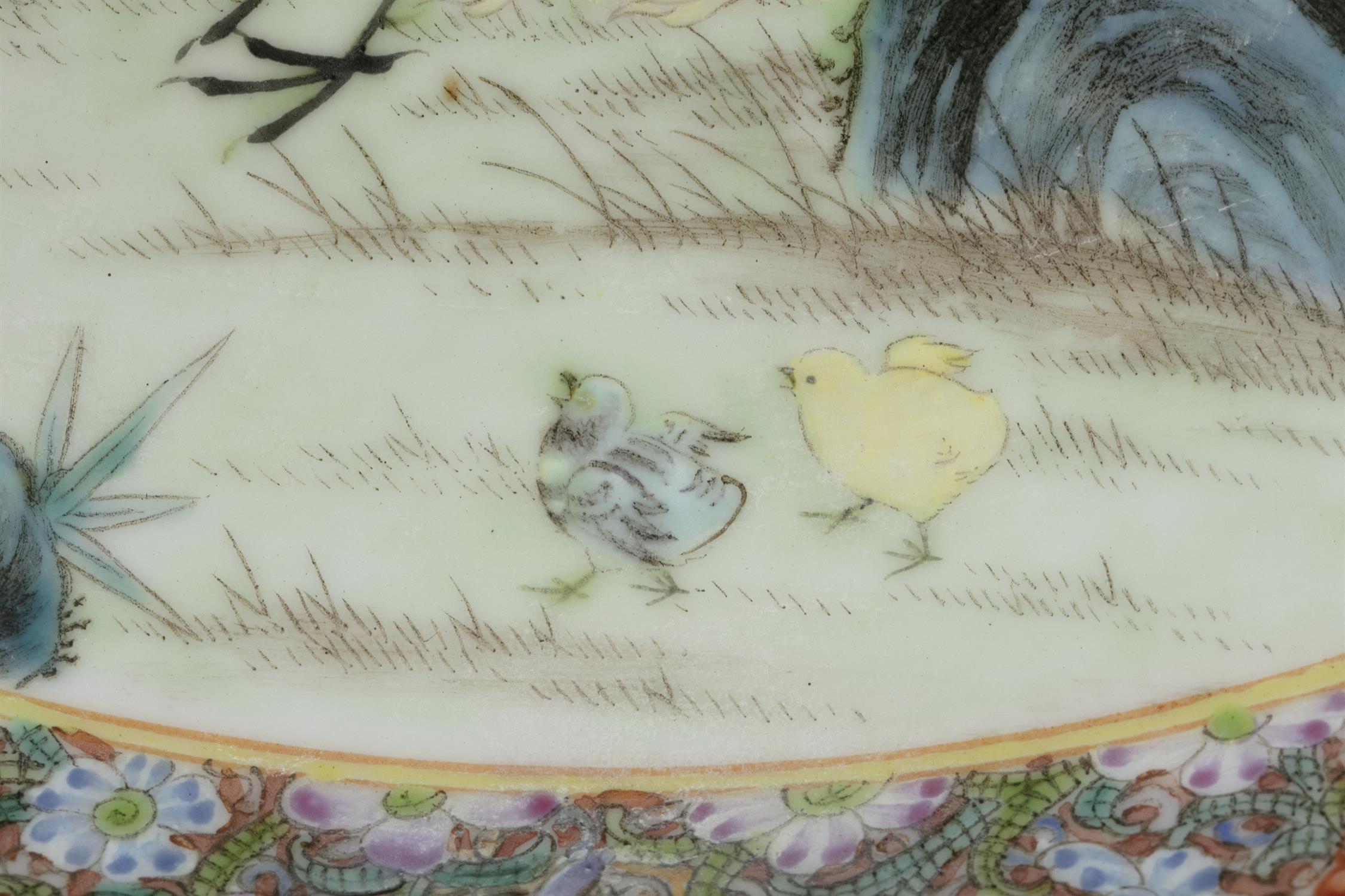 A FAMILLE ROSE PALETTE 'ROOSTERS, PHEASANTS AND PIGEONS' PORCELAIN SHALLOW DISH China, Republic / - Image 22 of 33