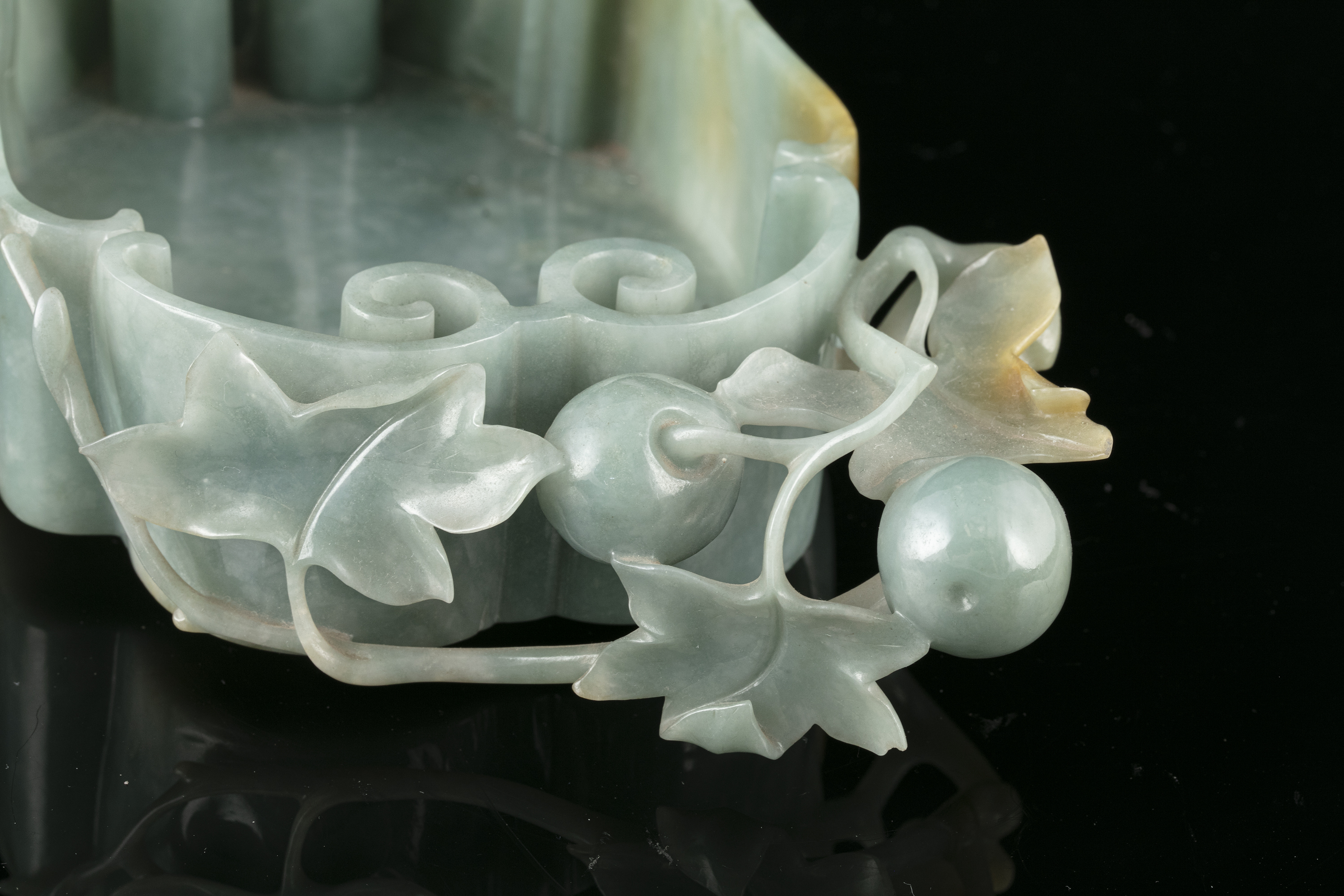 A LINGZHI-SHAPED JADEITE JADE BRUSHWASHER WITH A PARROT China, Qing Dynasty, 19th century - Image 18 of 35