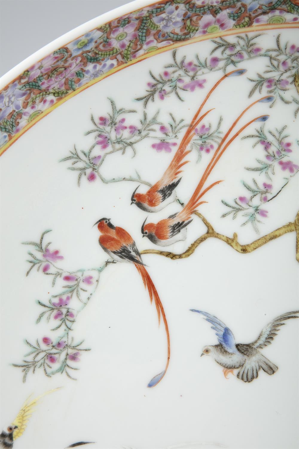 A FAMILLE ROSE PALETTE 'ROOSTERS, PHEASANTS AND PIGEONS' PORCELAIN SHALLOW DISH China, Republic / - Image 21 of 33