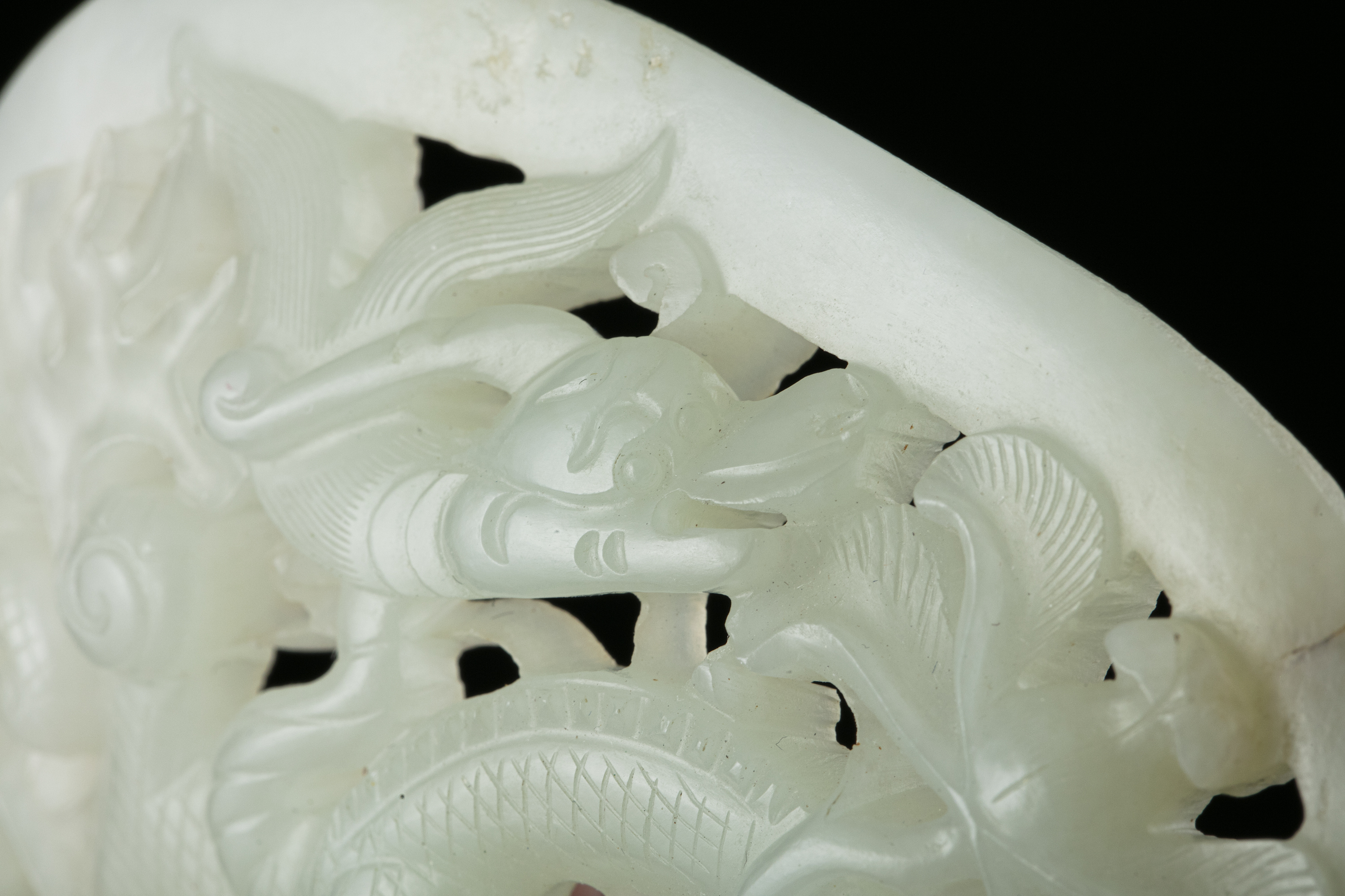 AN OPEN-WORKED WHITE JADE 'DRAGON' PLAQUE China, Antique, Possibly Ming Dynasty H: 7,8 cm - w: 9,2 - Image 3 of 20