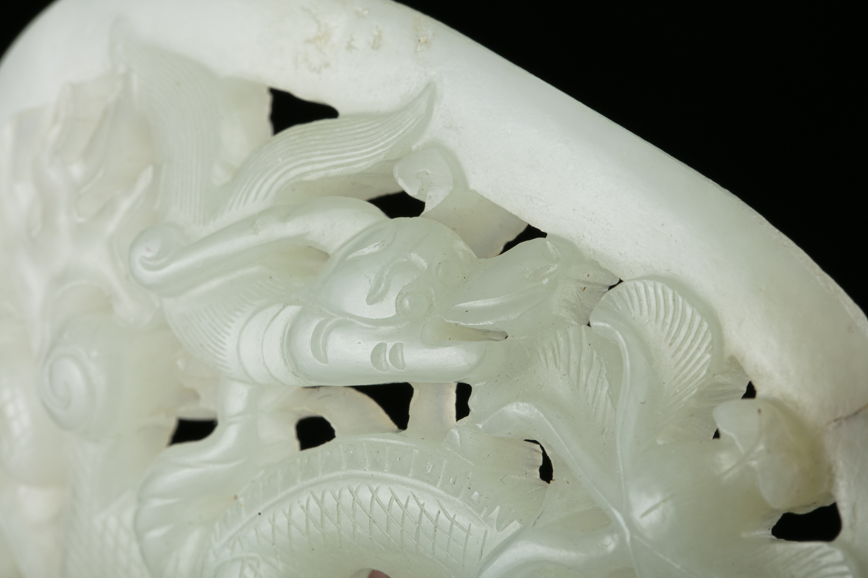 AN OPEN-WORKED WHITE JADE 'DRAGON' PLAQUE China, Antique, Possibly Ming Dynasty H: 7,8 cm - w: 9,2 - Image 5 of 20