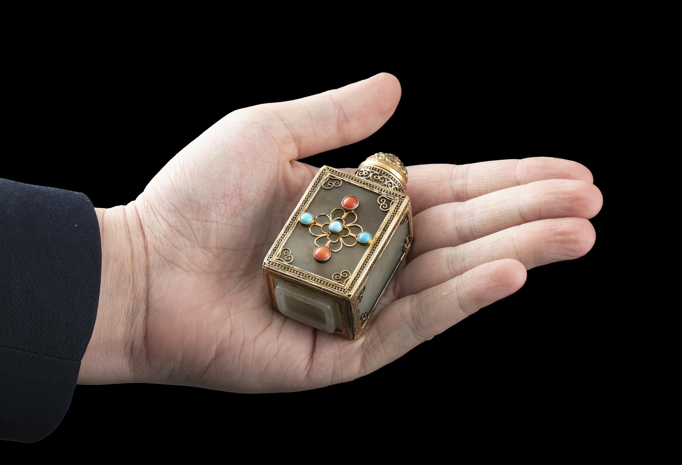 A SQUARE JADE SNUFF BOTTLE WITH MATCHING STOPPER China or Tibet, Circa 1900 Embellished with a - Image 20 of 20