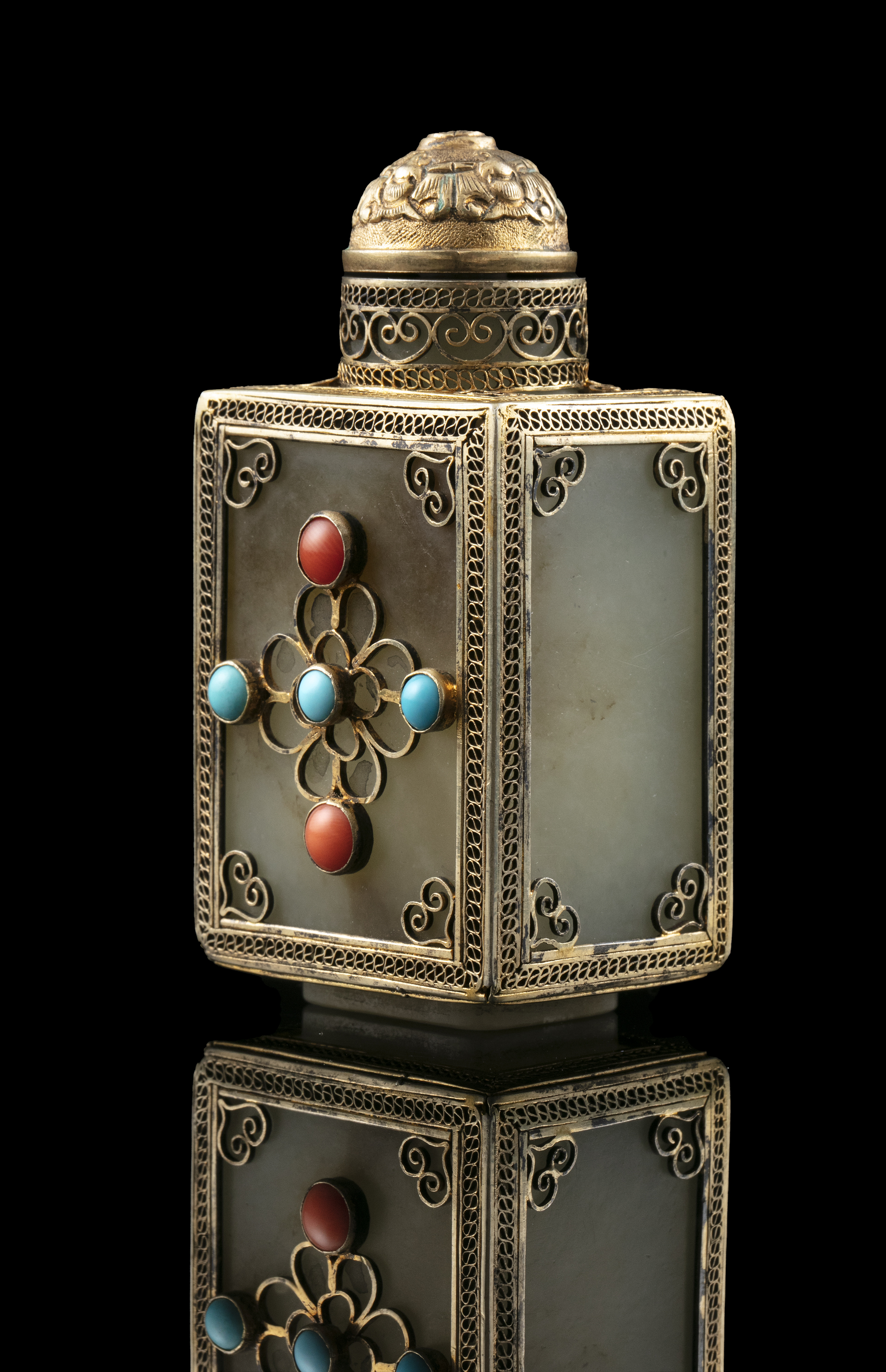 A SQUARE JADE SNUFF BOTTLE WITH MATCHING STOPPER China or Tibet, Circa 1900 Embellished with a - Image 2 of 20