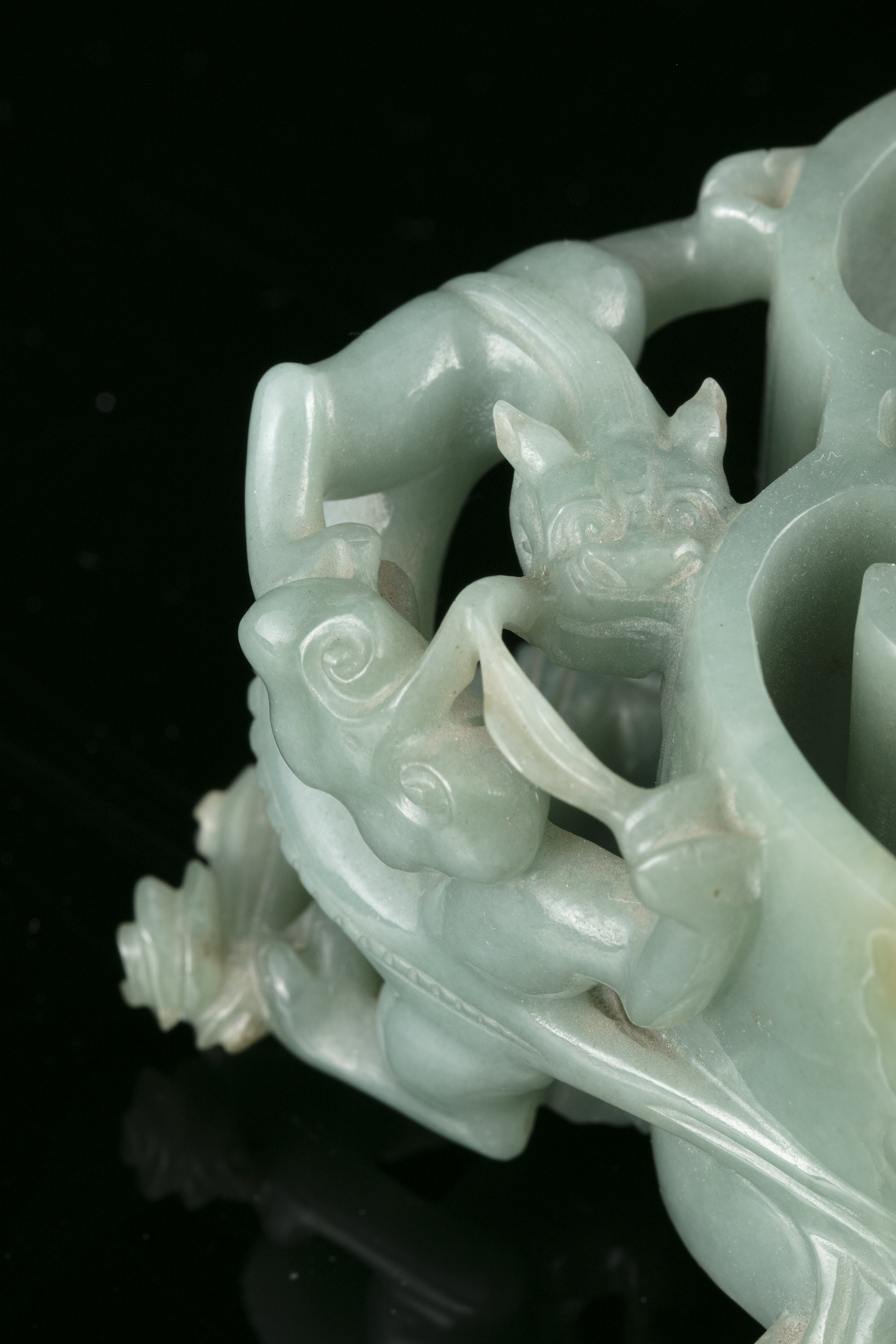 A LINGZHI-SHAPED JADEITE JADE BRUSHWASHER WITH A PARROT China, Qing Dynasty, 19th century - Image 16 of 35