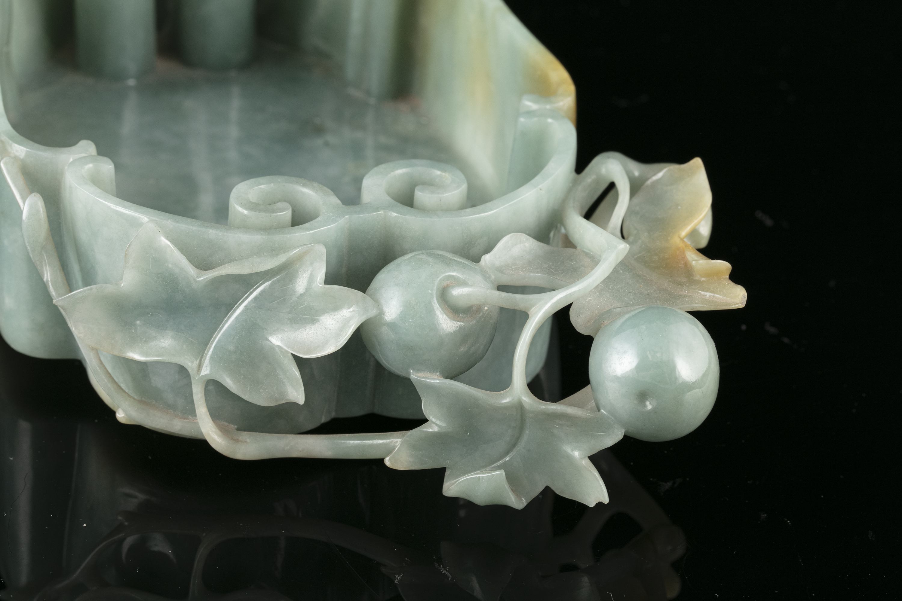 A LINGZHI-SHAPED JADEITE JADE BRUSHWASHER WITH A PARROT China, Qing Dynasty, 19th century - Image 17 of 35