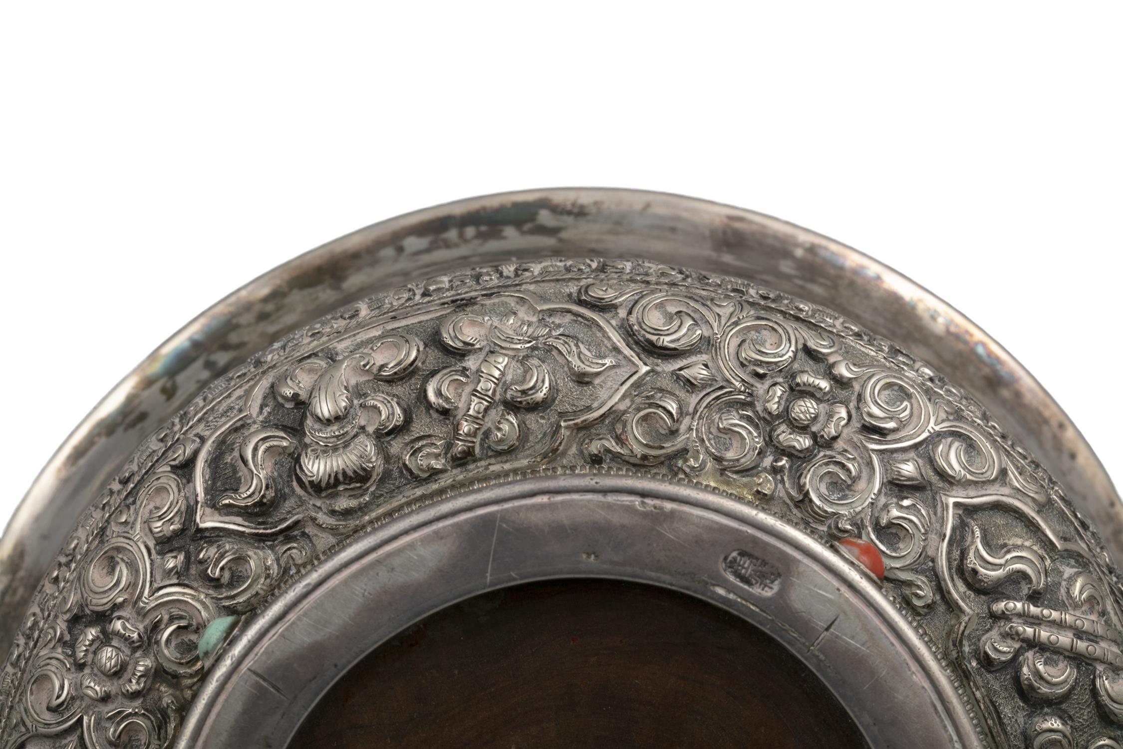 *A SILVER-MOUNTED BURL WOOD OFFERING BOWL AND LID Tibet, 19th century The bowl carved out of a - Image 20 of 23